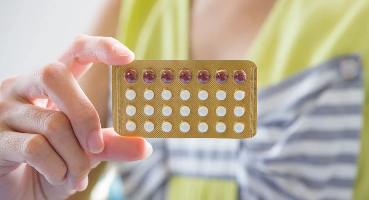Troca de anticoncepcional: Como migrar da pílula para um método de longa duração sem riscos